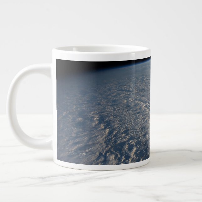 Caneca De Café Grande Nuvens De Stratocumulus Acima Do Oceano Pacífico. (Esquerda)