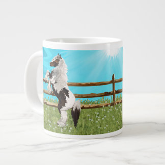 Caneca De Café Grande O Cavalo do Vanner em um campo de margaridas