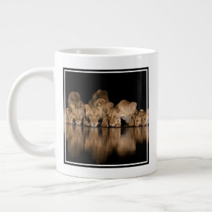 Caneca De Café Grande Orgulho de Leões Bebe no Buraco de Água à Noite