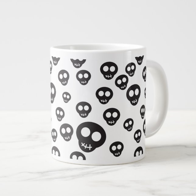 Caneca De Café Grande Padrão com crânios pretos em branco (Frente Esquerda)