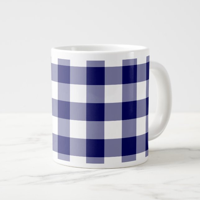 Caneca De Café Grande Padrão de Gingham Branco e marinho (Frente Esquerda)