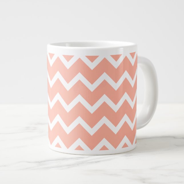 Caneca De Café Grande Padrão de Zig Zag branco e coral. (Frente Esquerda)