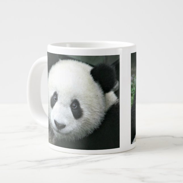 Caneca De Café Grande Panda Gigante em Prado Verde Suave (Frente Esquerda)
