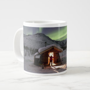 Caneca De Café Grande Pessoa em pé na porta da cabana Caribou Bluff