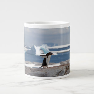 Caneca De Café Grande Pinguim em frente a um arco de gelo
