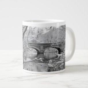 Caneca De Café Grande Ponte de arco sobre rio congelado no inverno