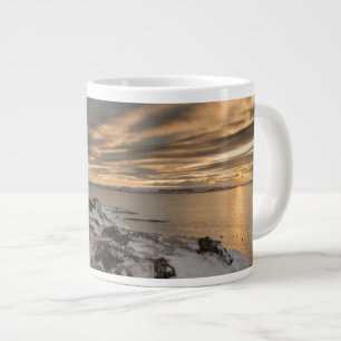 Caneca De Café Grande Pôr do sol sobre o lago Myvatn, Islândia