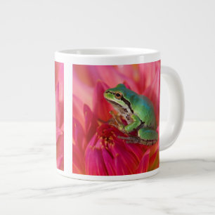 Caneca De Café Grande Rã-arbórea-do-pacífico em flores no nosso jardim