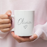 Caneca De Café Grande Rapariga Personalizada Dando Mug com Nome e Coraçã<br><div class="desc">Adicione um toque pessoal ao seu material de consumo com esta adorável caneca de presente feminina personalizada com um nome personalizado e um encantador design de coração. Perfeito para café, chá ou qualquer bebida, esta caneca é um doce e pensativo presente para amigos, irmãs, mães ou qualquer pessoa que ame...</div>