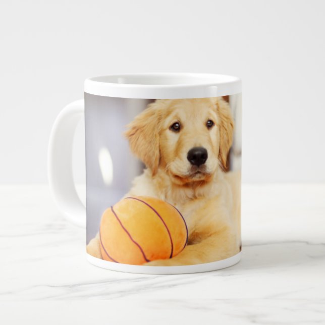 Caneca De Café Grande Retriever Ouro Com Brinquedo De Basquete (Frente Esquerda)
