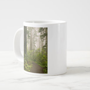 Caneca De Café Grande Rhododendron florescendo entre as Sequoias Vermelh