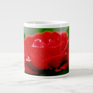 Caneca De Café Grande Rosa vermelha de manhã coberta com gotas de orvalh