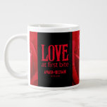 Caneca De Café Grande Rosas vermelhas góticas amam no casamento da prime<br><div class="desc">Celebre seu dia especial com o tema Gótico com esta impressionante caneca de café sobredimensionada, que apresenta o sentimento safado e cheio de trocadilhos, "Love at First Bite" em letras inspiradas no Gótico. Personalize com nomes de recém-casados, data de casamento e promessa. Design © W.H. Sim. Mais informações em zazzle.com/expressionsoccasions...</div>