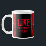Caneca De Café Grande Rosas vermelhas góticas amam no casamento da prime<br><div class="desc">Celebre seu dia especial com o tema Gótico com esta impressionante caneca de café sobredimensionada, que apresenta o sentimento safado e cheio de trocadilhos, "Love at First Bite" em letras inspiradas no Gótico. Personalize com nomes de recém-casados, data de casamento e promessa. Design © W.H. Sim. Mais informações em zazzle.com/expressionsoccasions...</div>