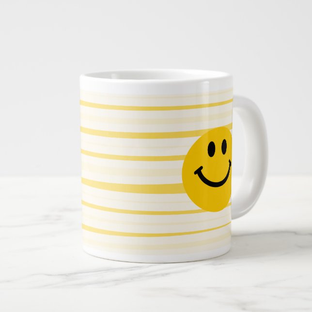 Caneca De Café Grande Rosto feliz em faixas amarelas ensolaradas (Frente Esquerda)
