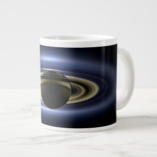 Caneca De Café Grande Saturno Eclipsou o Sol a partir do Orbitador Cassi