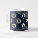 Caneca De Café Grande SlipperyJoe's Happy Hanukkah, estrela múltipla do<br><div class="desc">Feliz Hanukkah,  de SlipperyJoe,  com múltiplas estrelas de símbolos David Celebração artística Judaica Hebraica Chanukah dá decorações religião judaísmo símbolo significativo contextos culturais religiosos relevantes em vários formatos hexagonais azul escuro matizes roxos escuros fundo abstrato em camadas aparência texturizada</div>