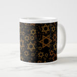 Caneca De Café Grande SlipperyJoe's Happy Hanukkah várias estrelas de Da<br><div class="desc">Feliz Hanukkah de SlipperyJoe várias Estrelas do padrão David Celebração artística herança de identidade judaica Hebraico Chanukah dá decorações símbolo significativo Judaísmo religião de vários tamanhos tons dourados castanhos visualmente atraente design</div>