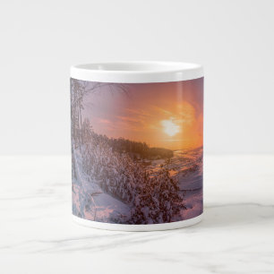 Caneca De Café Grande Sol sobre a costa da neve