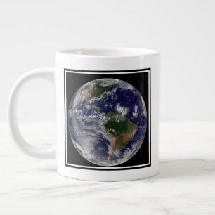 Caneca De Café Grande Terra De cheio Com Tempestades Tropicais No Atlânt