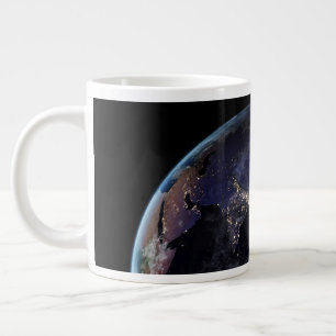 Caneca De Café Grande Terra De cheio Mostrando As Luzes Da Cidade Da Ási