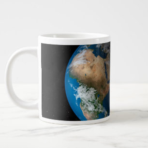 Caneca De Café Grande Terra De cheio Mostrando Nuvens Simuladas Sobre A