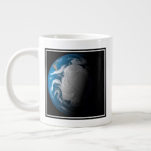 Caneca De Café Grande Terra Inteira Mostrando Nuvens Simuladas Sobre A A