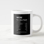Caneca De Café Grande Típica de Fatos de Nutrição Mínima Negra<br><div class="desc">Dê à mãe em sua vida um presente único e divertido com esta mãe minimalista negra com fatos nutricionais gigantes na caneca de café. A caneca apresenta uma design minimalista com tipografia branca listando os "fatos nutricionais" de uma mãe, incluindo ingredientes como amor, paciência e riso. O material cerâmico de...</div>