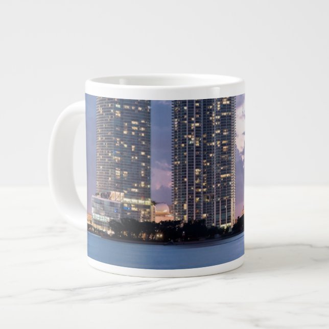 Caneca De Café Grande Torres de condomínio na beira-mar em Miami (Frente Esquerda)