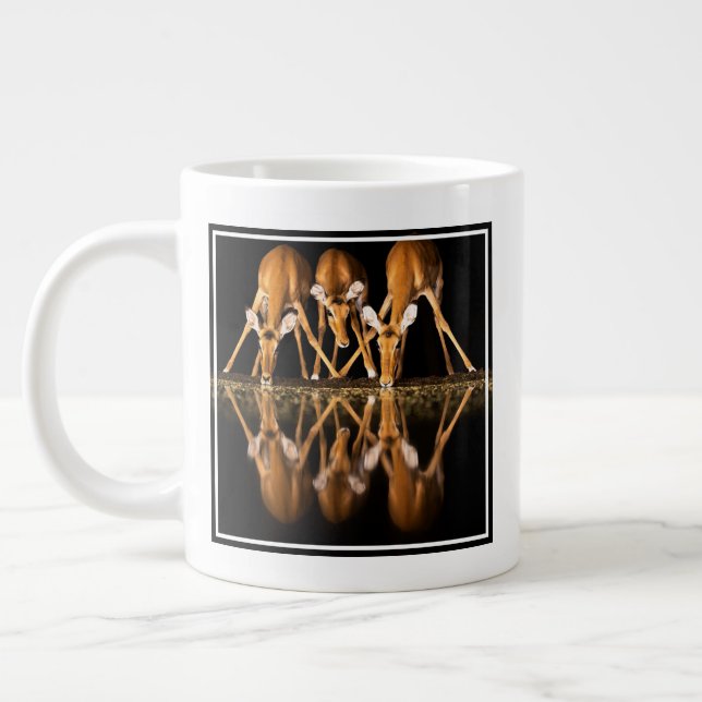 Caneca De Café Grande Três impalas bebem juntos à noite (Esquerda)