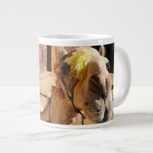 Caneca De Café Grande Um camelo amigável aguarda seu próximo cavaleiro, 