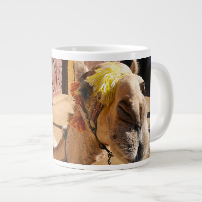 Caneca De Café Grande Um camelo amigável espera seu próximo passageiro,  (Frente Esquerda)