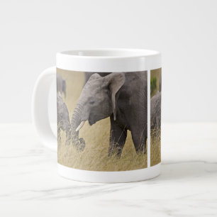 Caneca De Café Grande Um elefante africano pastando nos campos