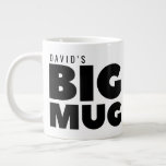 Caneca De Café Grande Um Grande Mug | Jumbo Cup Novelty de Nome Personal<br><div class="desc">Um presente de novidade humorístico que colocará um grande sorriso no rosto de qualquer um.</div>