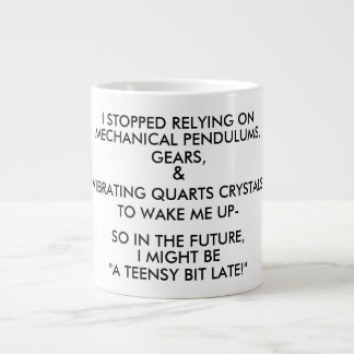 Caneca De Café Grande "UM POUQUINHO ATRASADO!" (preto e branco)