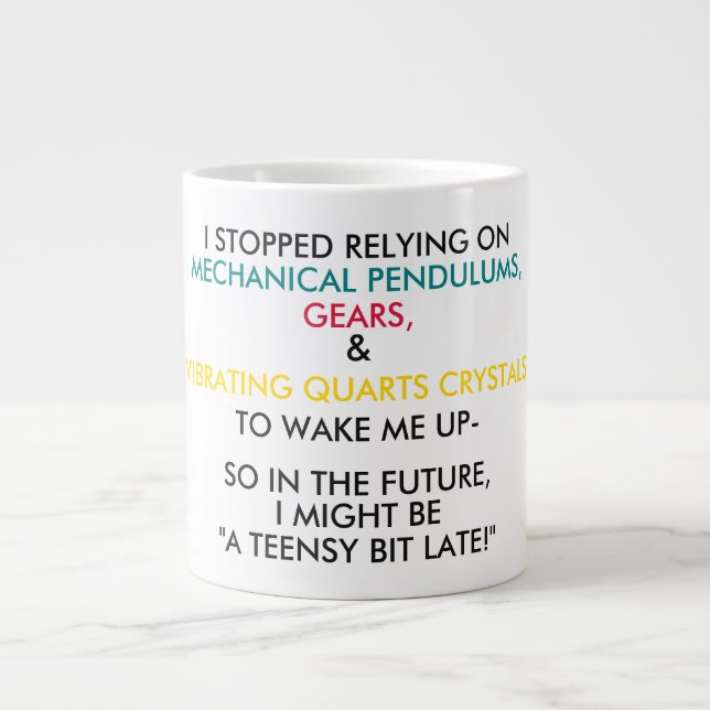 Caneca De Café Grande "UM TANTINHO ATRASADO!" (com cor) (Frente)