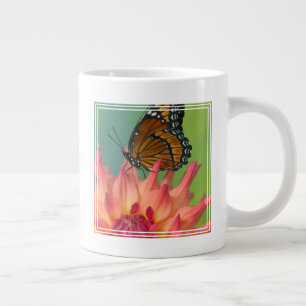 Caneca De Café Grande Uma Borboleta Viceroy em uma Zínia