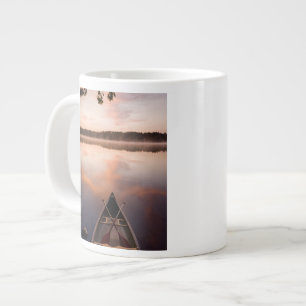 Caneca De Café Grande Uma canoa repousa na margem do lago Pawtuckaway