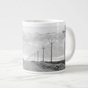 Caneca De Café Grande Uma estrada e linhas elétricas solitárias   Montan