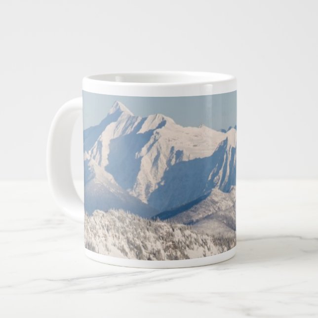 Caneca De Café Grande Uma visão cêntrica das montanhas e árvores de neve (Frente Esquerda)
