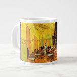 Caneca De Café Grande Vincent Van Gogh Cafe Terrace À Noite Em Belas Art<br><div class="desc">Vincent Van Gogh Cafe Terrace No Night Fine Art Vincent Willem van Gogh foi um pintor holandês do Posto Impressionista, cuja obra, notável pela sua beleza áspera, honestidade emocional e cor ousada, teve uma influência de grande alcance na arte do século 20. Sua produção inclui retratos, autorretratos, paisagens e ainda...</div>