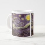 Caneca De Café Grande Vincent van Gogh - Noite Estrelada<br><div class="desc">Starry Night (1889), por Vincent van Gogh, é um apos impressionismo de pintura paisagística de arte. Uma vista de uma cidade num vale à noite com as nuvens a girar, as estrelas a brilhar e uma bela lua ouro amarela. Foi pintado durante o dia pela memória e é a pintura...</div>