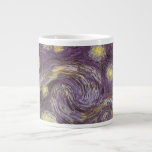 Caneca De Café Grande Vincent van Gogh - Noite Estrelada<br><div class="desc">Starry Night (1889), por Vincent van Gogh, é um apos impressionismo de pintura paisagística de arte. Uma vista de uma cidade num vale à noite com as nuvens a girar, as estrelas a brilhar e uma bela lua ouro amarela. Foi pintado durante o dia pela memória e é a pintura...</div>