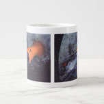 Caneca De Café Grande Vintage Science Fiction, Moon Rocket Off<br><div class="desc">Imagem de Vintage no espaço exterior futurista e imagem de Ficção Científica dos planetas. Um clássico 50 de quadrinhos retrógrados e design de ficção científica de transporte apresentando uma nave espacial que sai da lua com crateras até o céu escuro da noite com estrelas.</div>