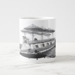 Caneca De Café Grande Vintage Science Fiction Steampunk Airship Eclipse<br><div class="desc">Ilustração Vintage preto e branco da ficção científica vitoriana viagem futurista e imagem de punk a vapor de transporte. Um dirigível com asas, hélice e guarda-chuva como copas que ajudam o navio a flutuar no ar. O capitão está na casa do leme onde aparece o nome do avião, o Eclipse....</div>