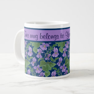 Caneca De Café Grande Violetas roxas no azul escuro para personalizar