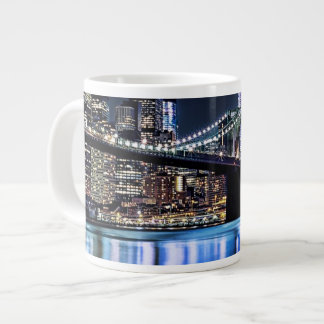 Caneca De Café Grande Vista do reflexo da ponte do Brooklyn em Nova Iorq