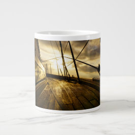 Caneca De Café Grande Zeiljacht bij ochtendzon met wolken lucht.