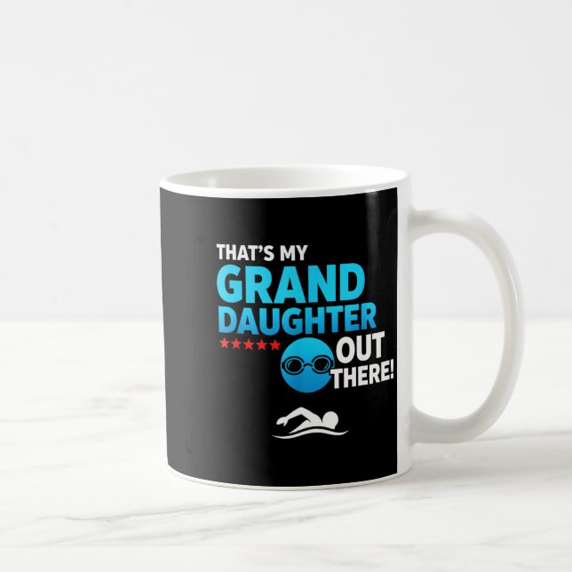 Caneca De Café Grandparent Proud Granddaughter Swimmer Swim Meet  (Direita)