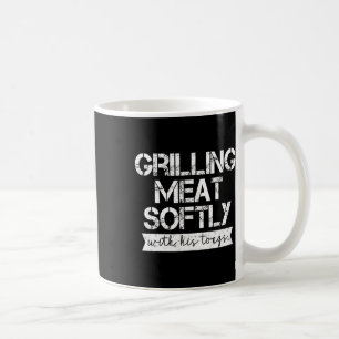 Caneca De Café Grelhando Carne Suavemente Com Sua Pinça Grelhar D
